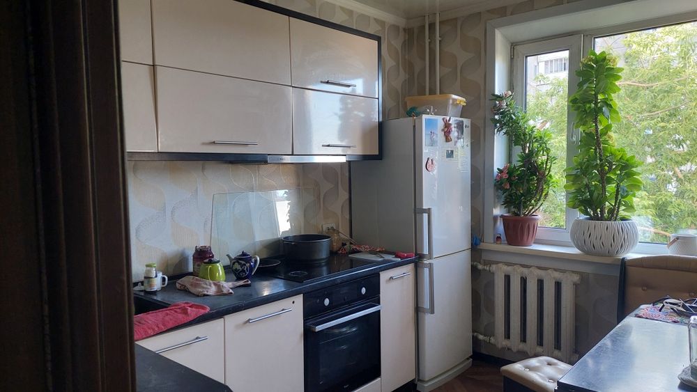 Продам квартиру трех комнатная