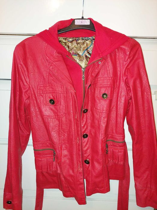 Geaca rosie piele ecologica cu gluga din textil TRANSPORT GRATUIT