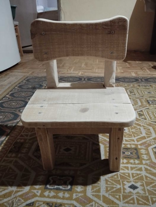 Детско масивно столче изцяло от дърво предлагам и масички