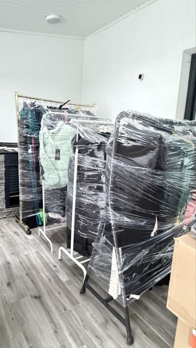 Afacere la cheie: stoc haine NOI + standere+manechin