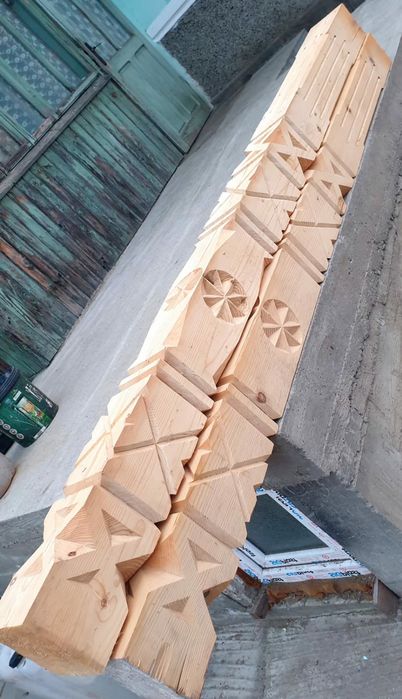 Lambriu si stâlpi sculptati