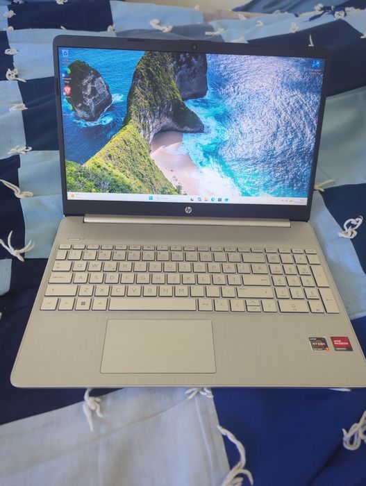 Laptop HP 15s Ryzen 7 5825U 16GB RAM 512G stare excelentăB SSD 15.6" FHD