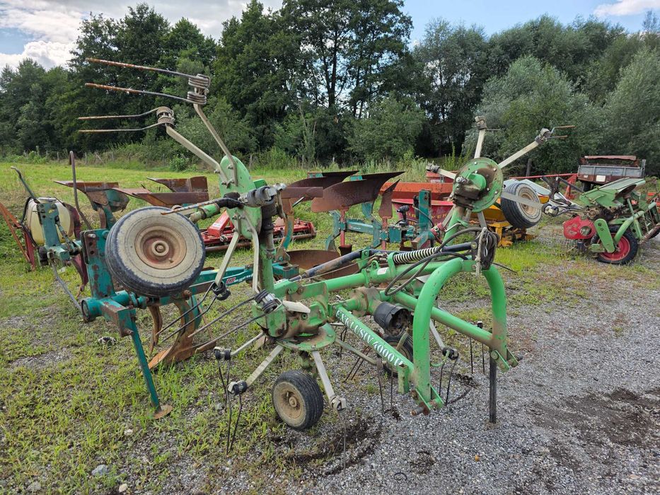 Grebla împrăștiat fan in tiranti la tractor hidraulica de 4 metri