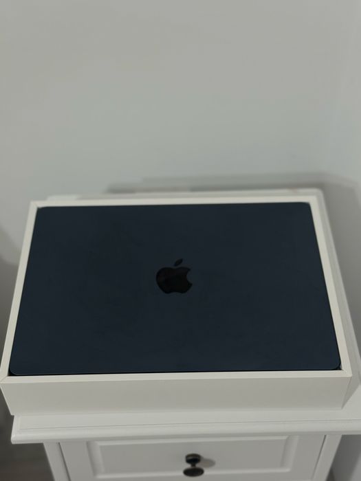 Laptop Apple Macbook Air 13” procesor Apple M3, 8 Nuclee CPU si 10 Nuclee GPU 16GB  512GB Midnight  Tastatura Internationala