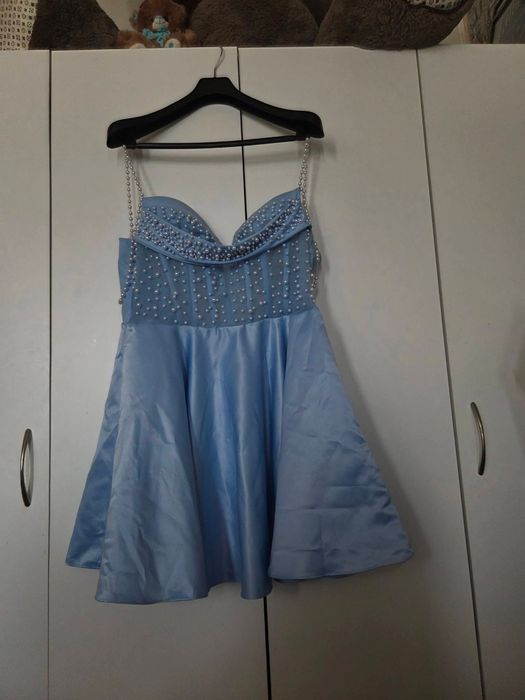 Роклята   с цип отзад