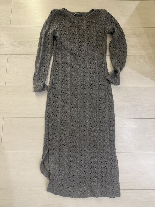 Серое вязаное платье