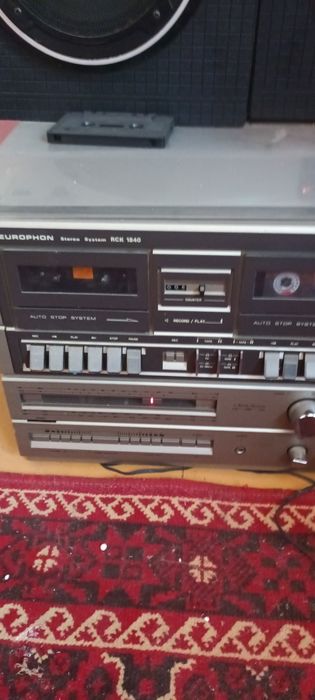 Combina muzicala cu radio , casete și discuri placi stare bună de funcționare. Cu 2 boxe.