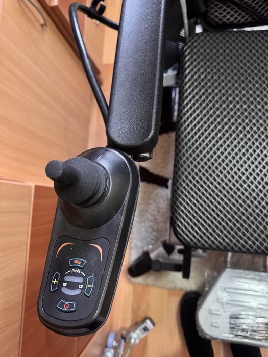 Vand scaun electric pentru persoane cu dizabilitati