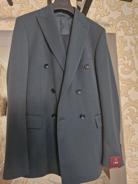 Костюм тройка продается