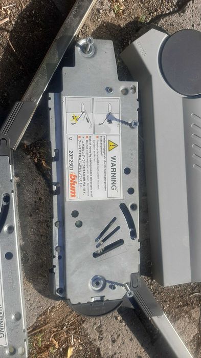 Blum AVENTOS HF2 механизъм за повдигащи сгъваеми врати