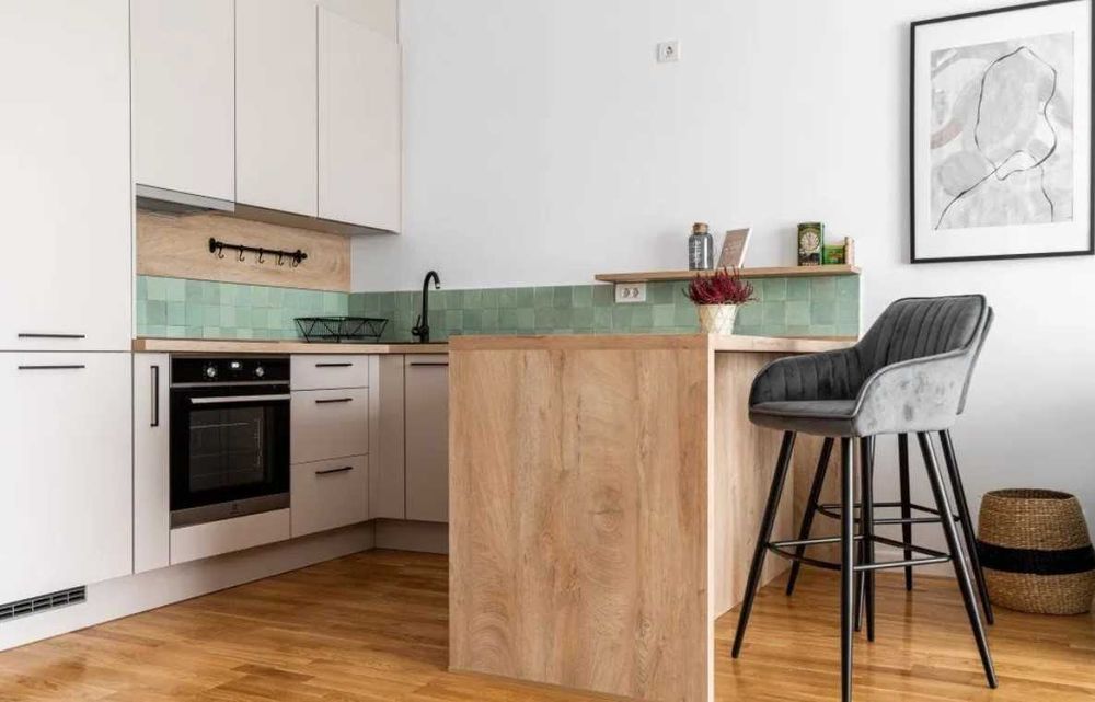 Дава се под наем Тристаен апартамент в Бургас, Център - 80 кв.м за 306 € - Снимка #1