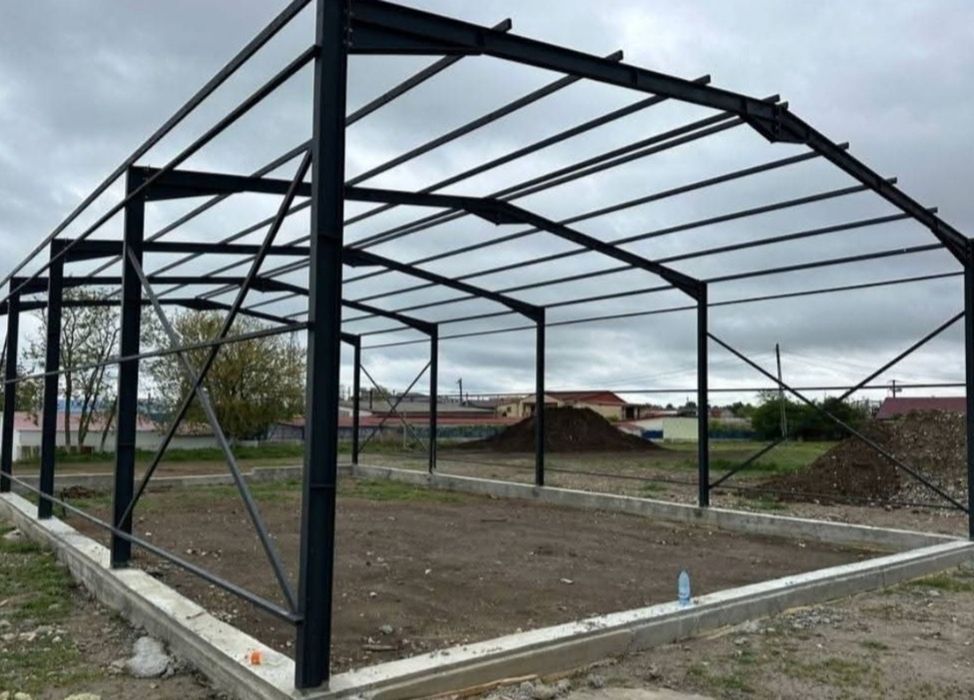 vând structuri metalice de exemplu am 10 cu 20 10 cu 15 10 cu 25 avem și alte dimensiuni facem și pe comandă facem și cu montaj și fără montaj