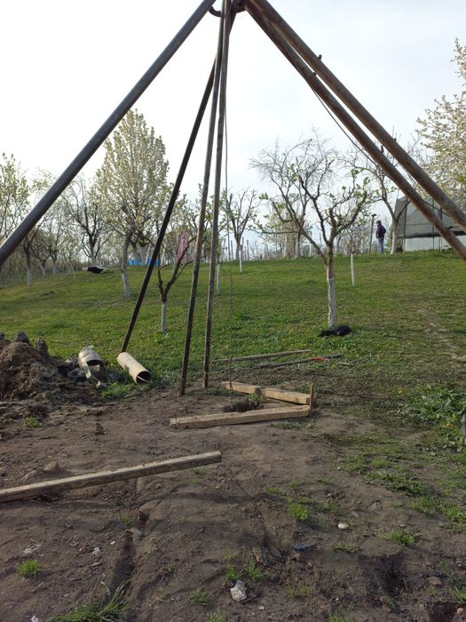 Executam lucrări de foraje apa.