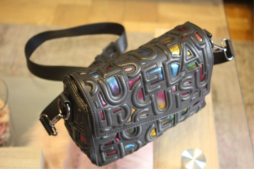 Geanta desigual medie