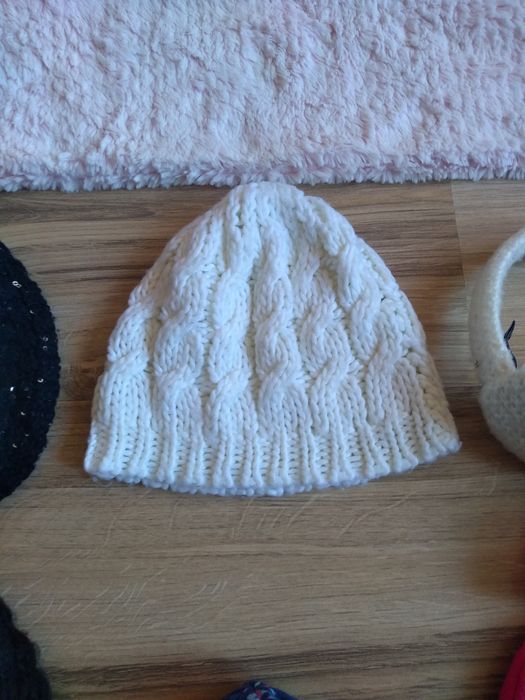 Лот от зимни шапки