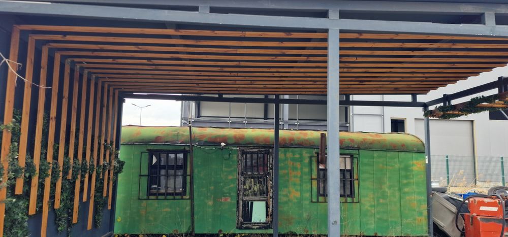 Продавам две готови метални конструкции подходящи за барбекю, навес,