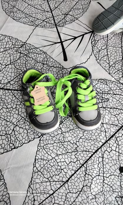 Продавам чисто нови бебешки обувки