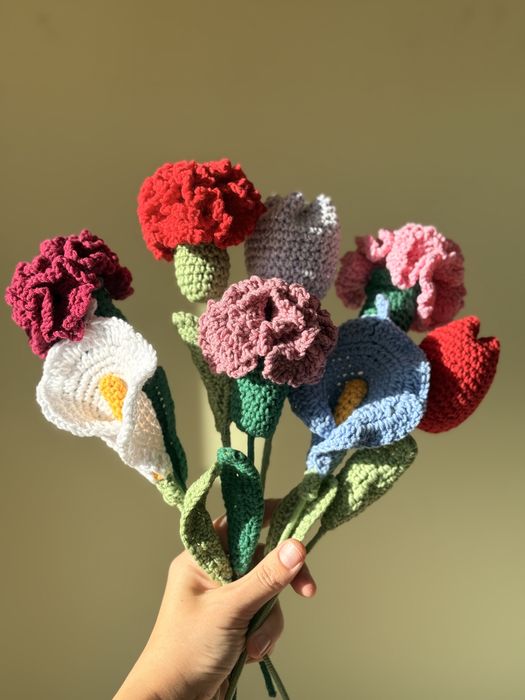 Букет от плетени цветя, подарък за празник