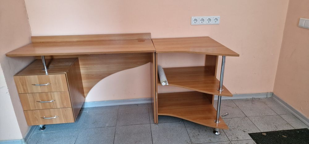 Продам прихожую и стол с приставкой