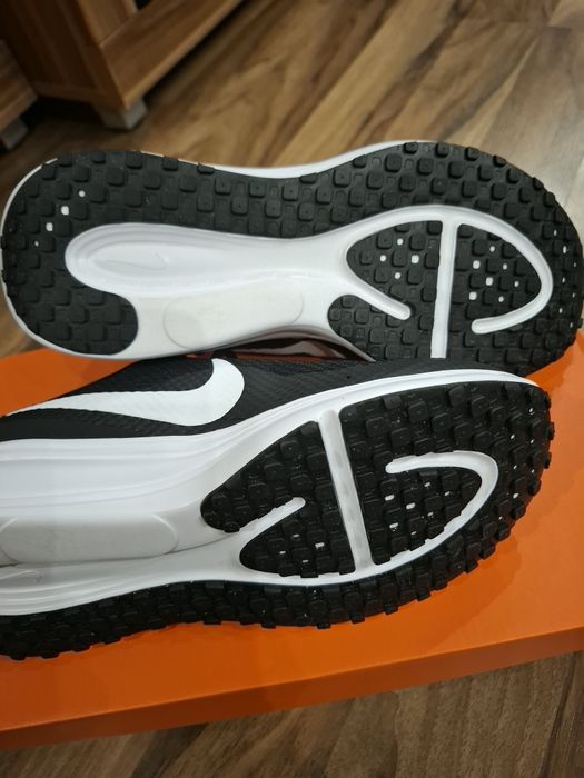 Дамски маратонки Nike Revolution 8