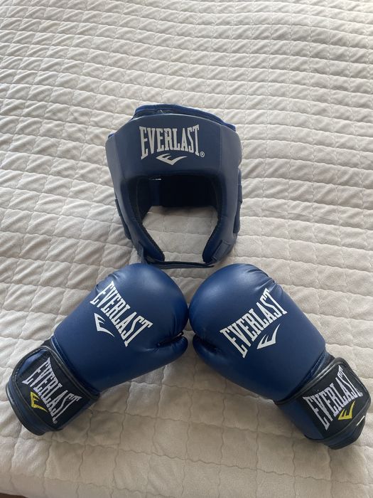 Продам боксерские перчатки и шлем.