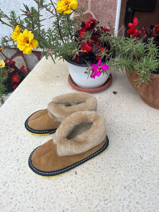 3 perechi Botoși din blană naturală ovină