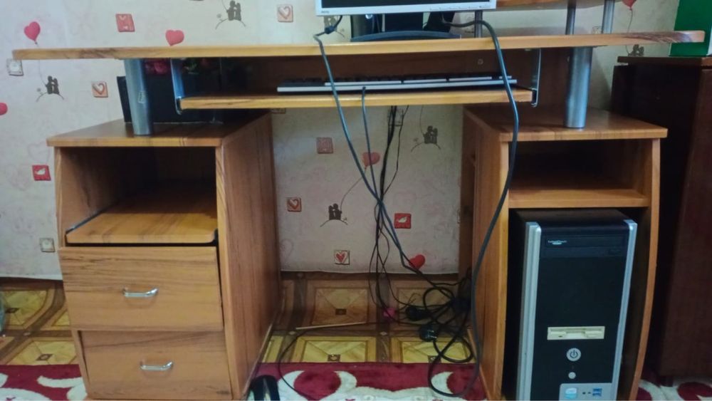 Продам компьютерный стол