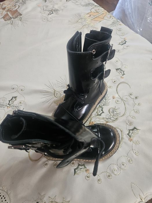 Cizmulite fetite nr 23 din piele lacuita