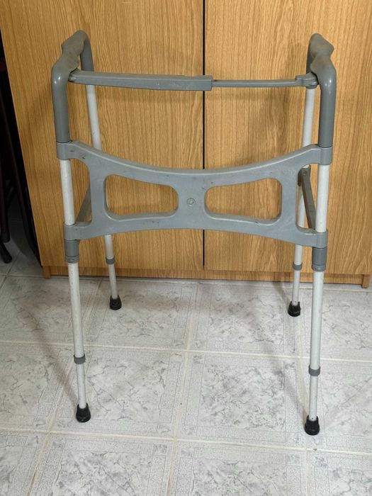 Cadru de mers pliabil din aluminiu, înălțime reglabilă – pentru bătrâni / recuperare