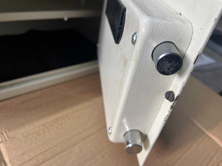 Seif cu cheie si cod, gaura in partea din spate