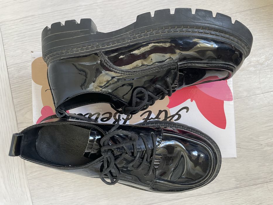 Продам туфли для девочек 12-14 лет дешево