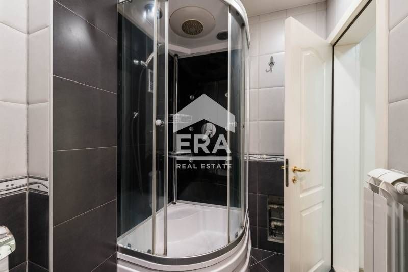 Дава се под наем Четиристаен апартамент в Варна, Център - 96 кв.м за 1500 € - Снимка #11