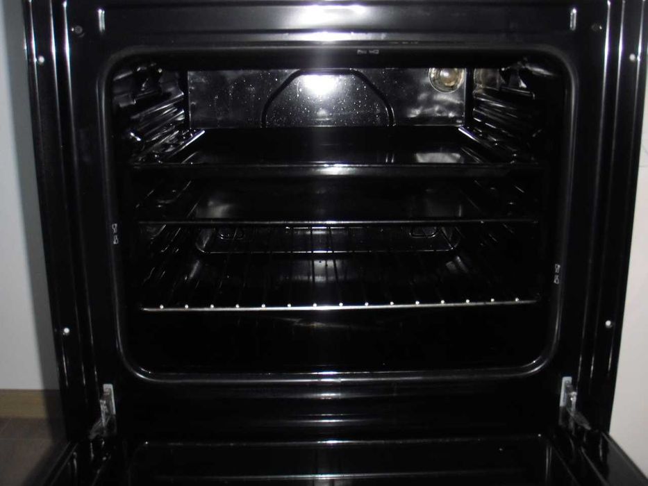 плот и фурна за вграждане Indesit.