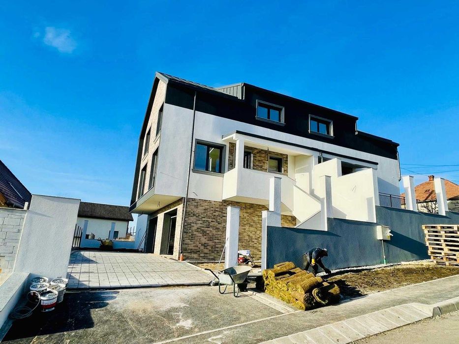 Casa cuplata cu panorama 156 metri utili, 2 garaje zona Dambul Rotund