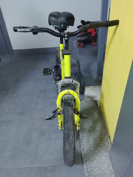 Велику 3 года б/у тормоза не работают. Два колеса лопнуты. А так всё н