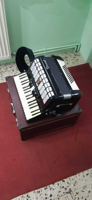 Vând acordeon Parrot 60 bași