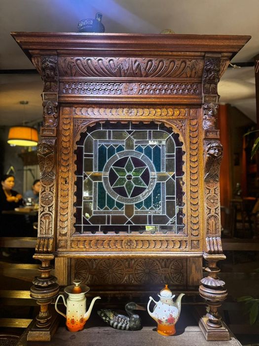 Антикварный шкаф