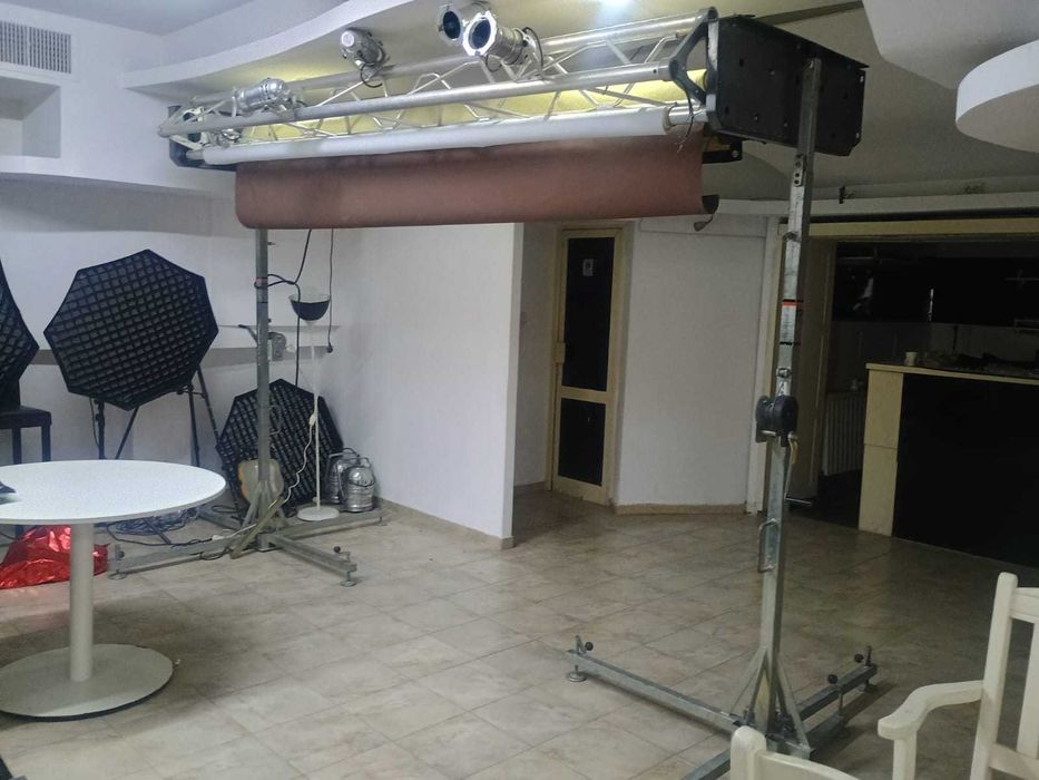 Inchiriez Sistem profesional pentru 10 fundaluri studiou foto pe role + stative Manfroto la 4 m si traversa lumini 3 m