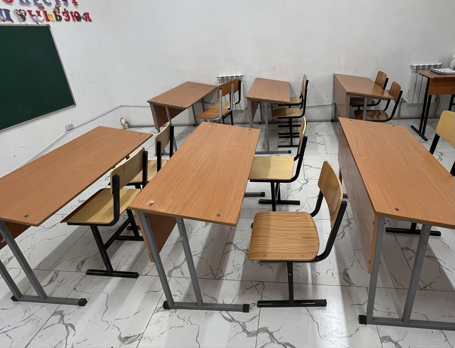 Парты со стульями