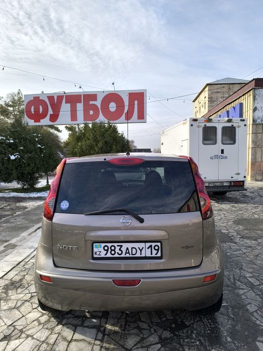 Nissan Note 2010 автомат