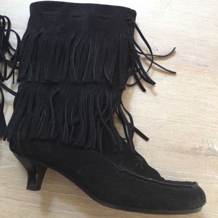 Удобни черни ботуши,естествен набук.