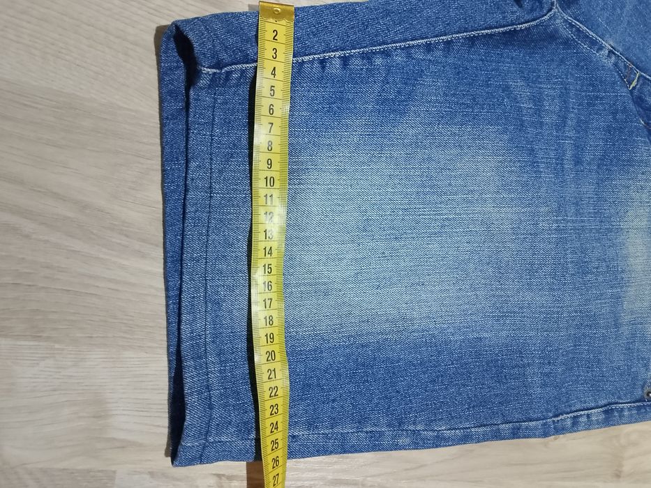 Pantaloni scurți