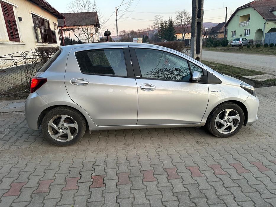 Vând Toyota Yaris Hibrid