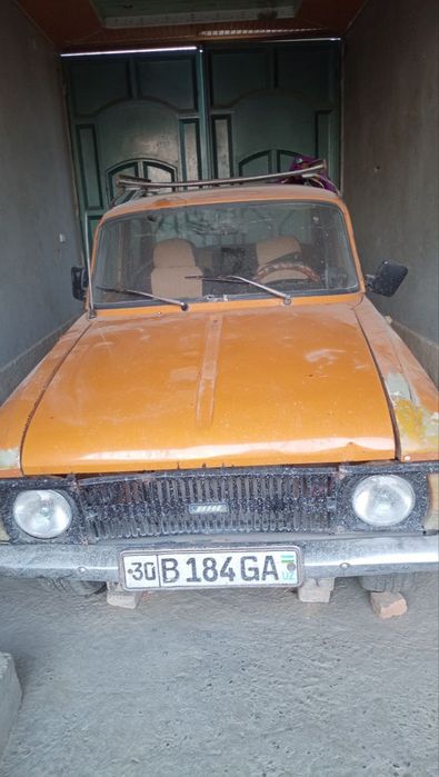 Москвич 412 yurib turibdi. Matan balonda.