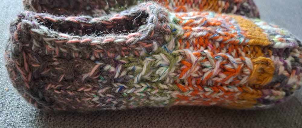 Papuci de casa tricotati manual