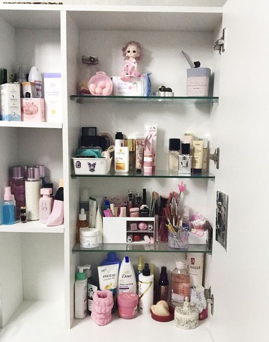 Косметикаға арналған ақ түсті стильді шкаф / Сөре