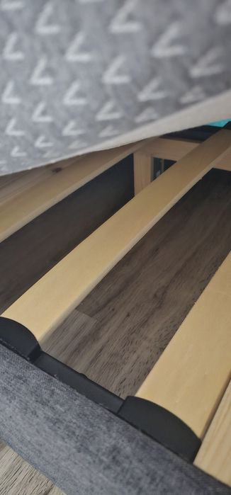 Vând pat in stare foarte bună