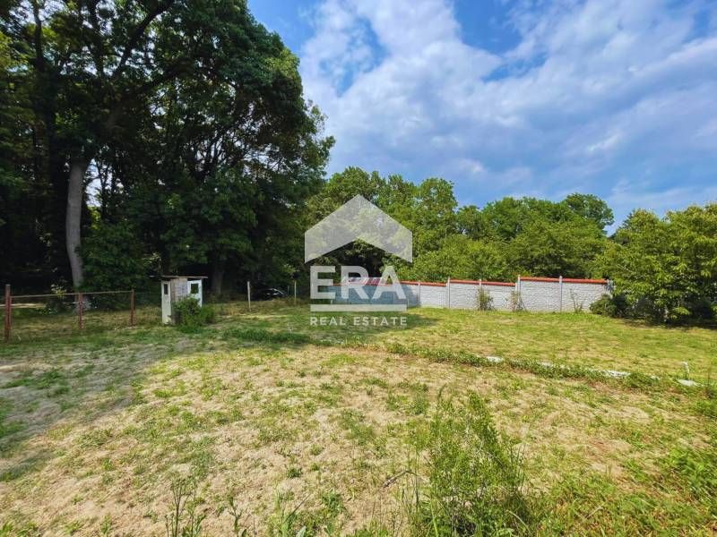 Урегулиран поземлен имот за продажба, със законна постройка, ток и два