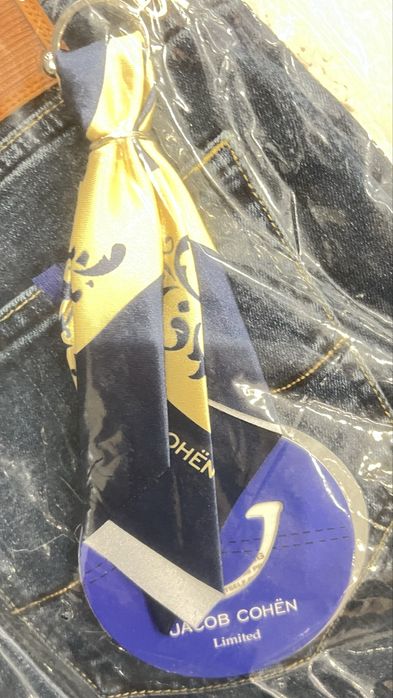Дънки JACOB COHEN ! Чисто нов модел.Страхотен цвят.Налична серия 31-40