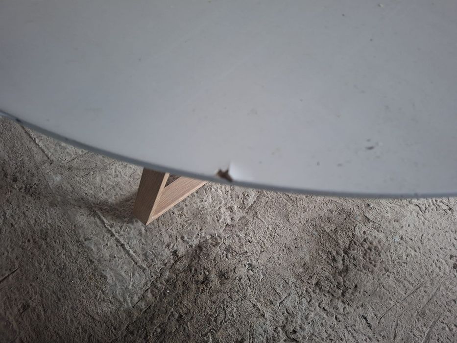Masă masiva cu picioare metalice alb lucios